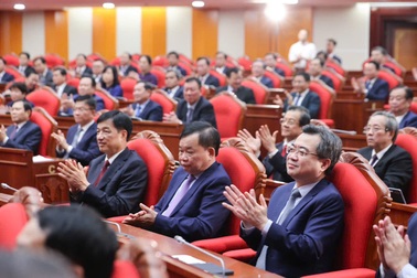 Bộ Chính trị ra tiêu chuẩn chọn bộ trưởng và bí thư các tỉnh, thành